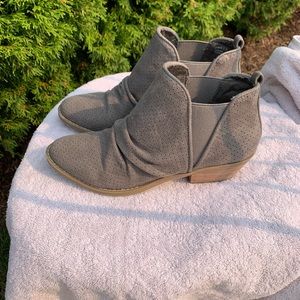 Report grey women’s bootie size 7.5